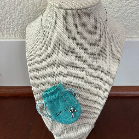 Tiffany & Co. Elsa Peretti Cross Pendant 18”
Chain 925 silver w/ Tiffany Pouch - Picture 1 of 12